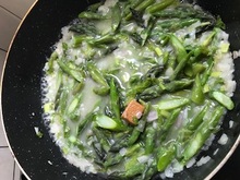 水とコンソメを入れて煮込む.JPG
