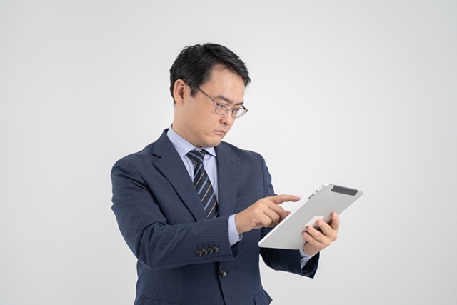 真面目な中年男性のイメージ画像
