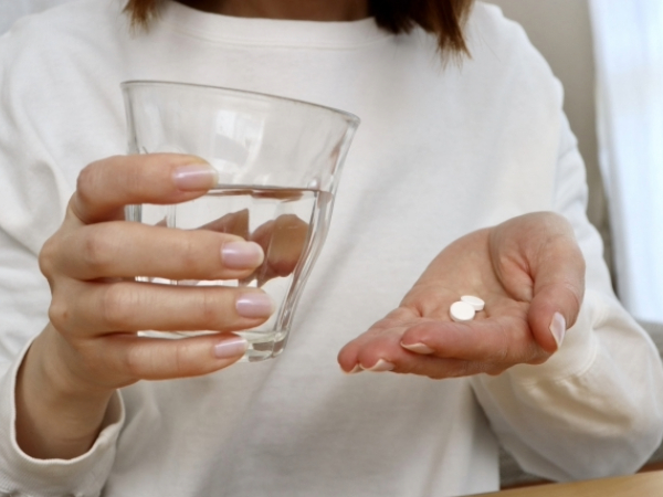 薬を飲む女性のイメージ画像