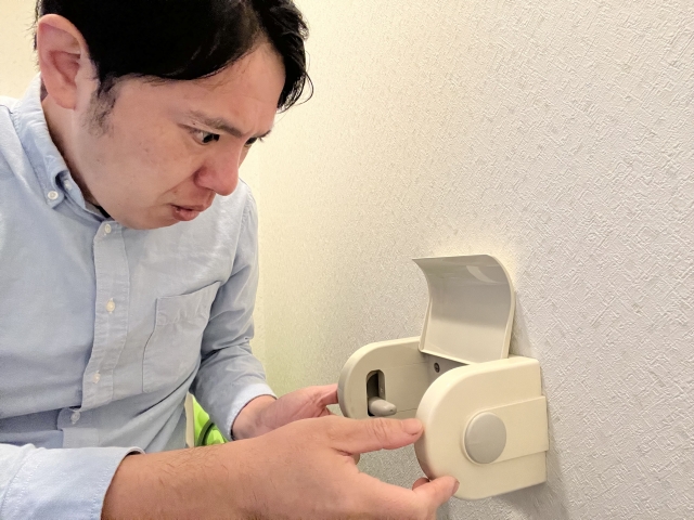 トイレで焦る男性のイメージ画像