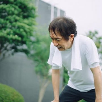 激しい運動をした男性