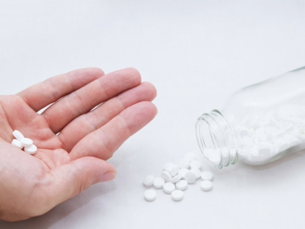 風邪薬を手に取るイメージ画像