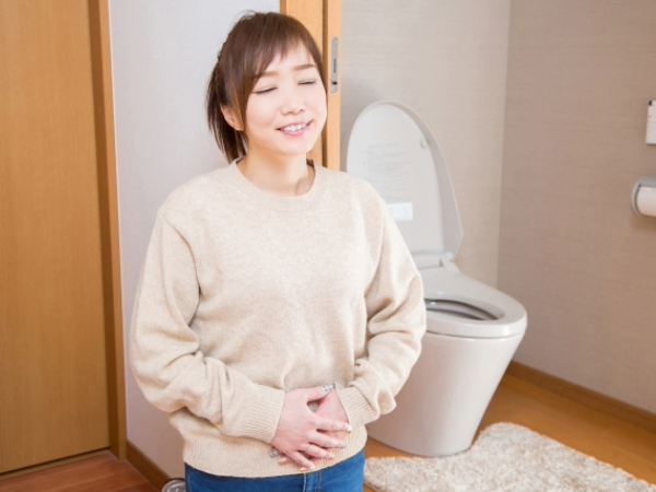 トイレの前で笑顔の女性