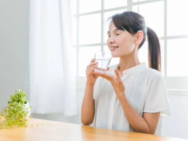 水を飲む女性のイメージ画像