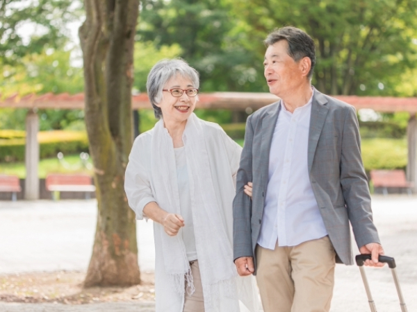 公園を散歩するシニア夫婦のイメージ画像
