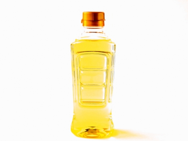 油のボトルのイメージ画像
