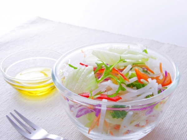 油とサラダのイメージ画像