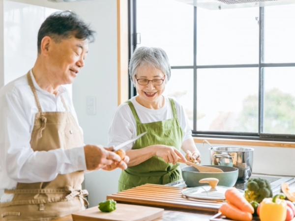 料理を楽しむシニア夫婦のイメージ画像
