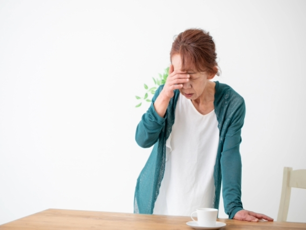 疲れているシニア女性のイメージ画像