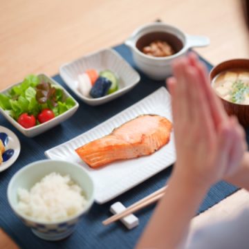 朝ごはんを食べようとするイメージ画像