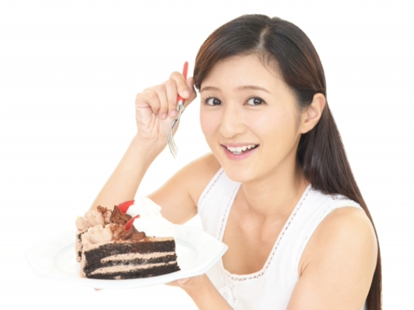 ケーキを食べる女性