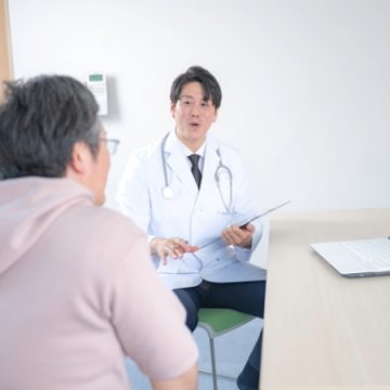医師に相談するシニア男性のイメージ画像