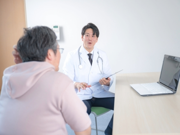 医師に相談するシニア男性のイメージ画像