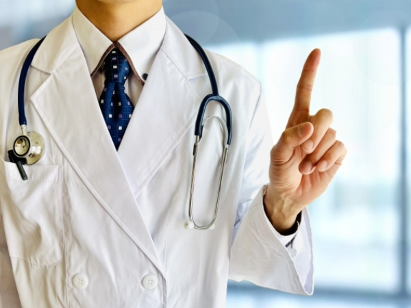 指さしでおすすめする医師のイメージ画像