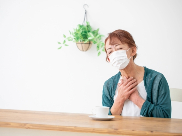 痛がるシニア女性のイメージ画像