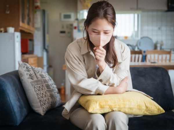 風邪を引いてしんどそうな女性のイメージ画像