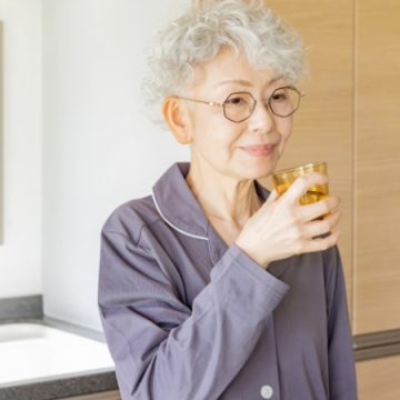 水をのむ女性のイメージ画像