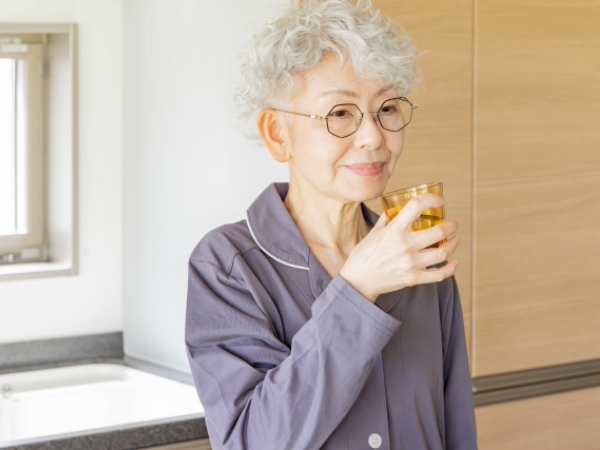 水をのむ女性のイメージ画像