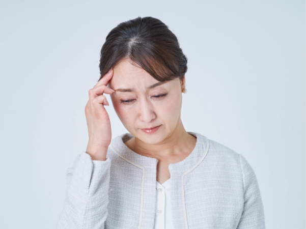頭痛で悩む女性のイメージ画像