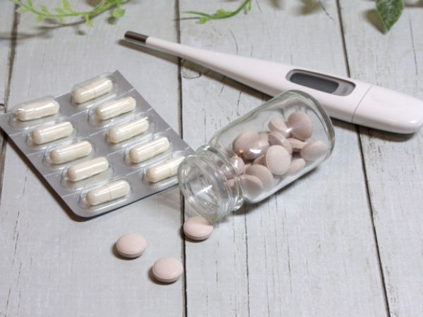 薬と体温計のイメージ画像