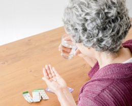 薬を飲むシニア女性のイメージ画像