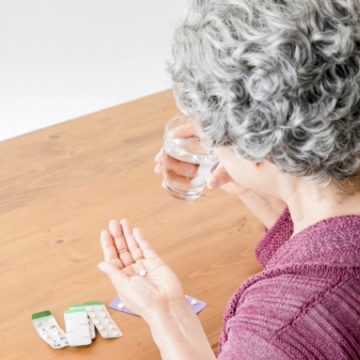 薬を飲むシニア女性のイメージ画像