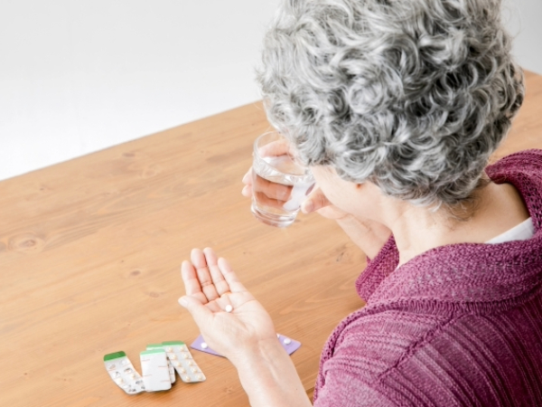 薬を飲むシニア女性のイメージ画像