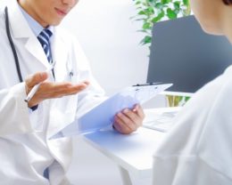 医師と話しをする患者のイメージ画像