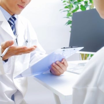 医師と話しをする患者のイメージ画像