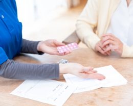 薬の説明を受ける人のイメージ画像