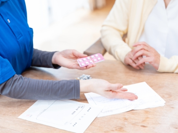 薬の説明を受ける人のイメージ画像