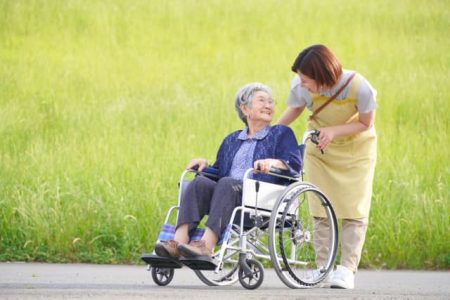 車椅子の高齢女性