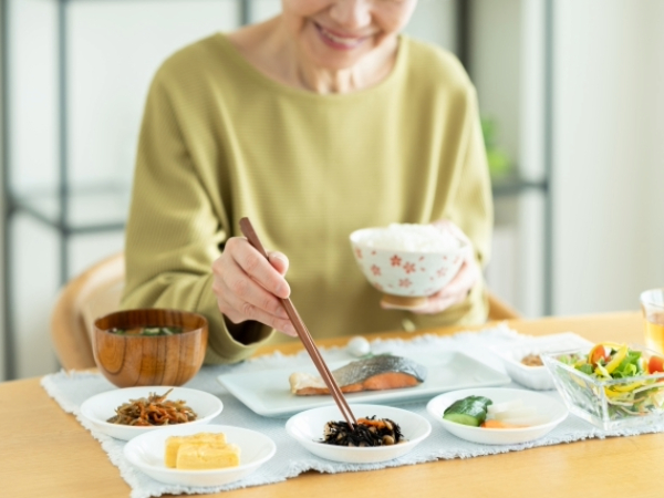 朝食を食べるシニア女性