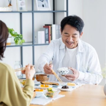 朝食をとるシニア夫婦のイメージ画像