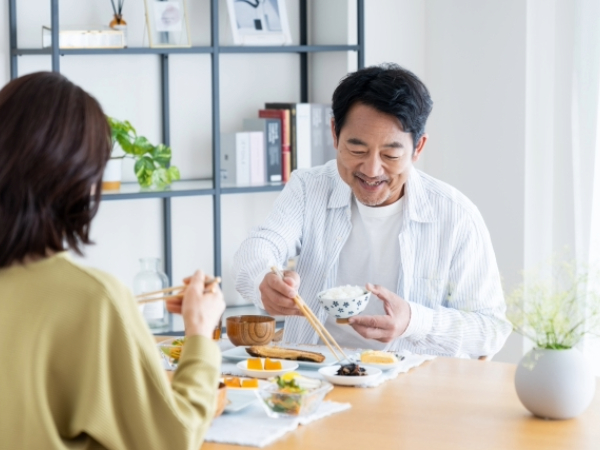 朝食をとるシニア夫婦のイメージ画像