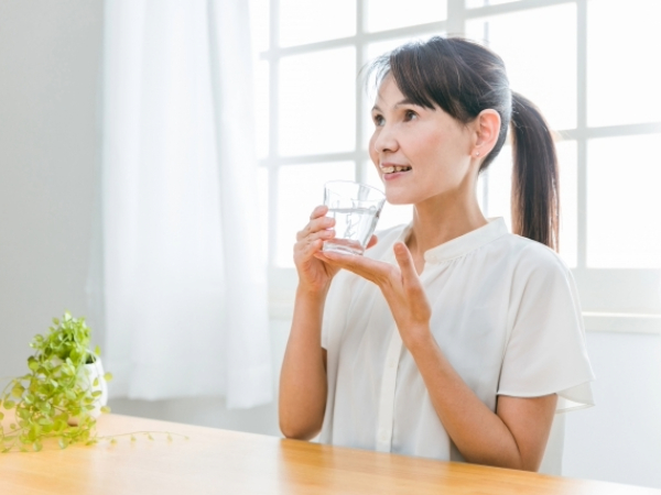 水分補給するシニア女性のイメージ画像