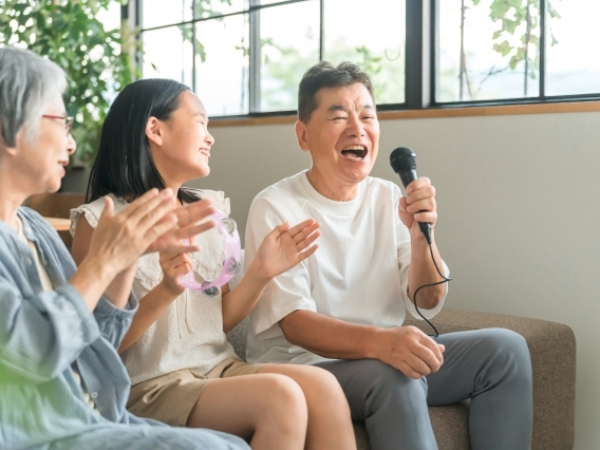 家でカラオケを楽しむシニア男性のイメージ画像