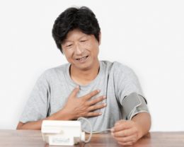 血圧を測る男性のイメージ画像