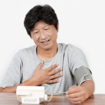 血圧を測る男性のイメージ画像