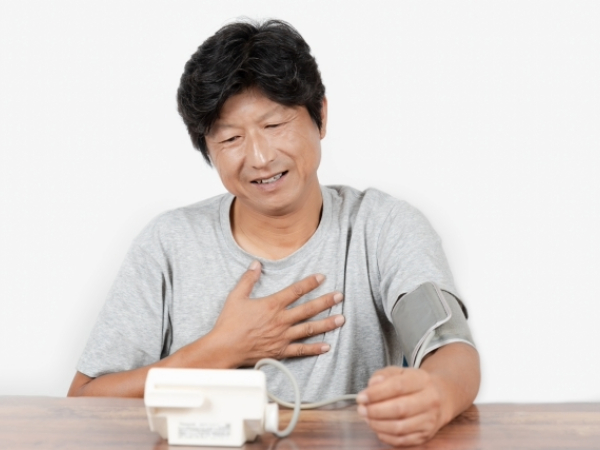血圧を測る男性のイメージ画像