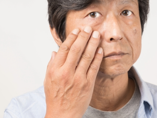 加齢を気にするシニア男性のイメージ画像