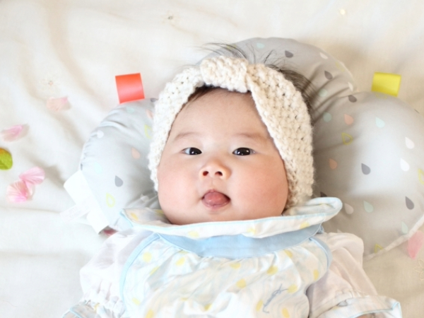 舌を出す赤ちゃん