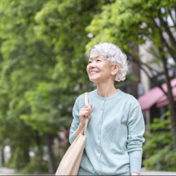 前向きなシニア女性のイメージ画像