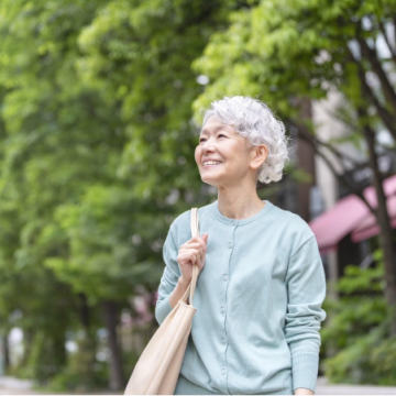 前向きなシニア女性のイメージ画像