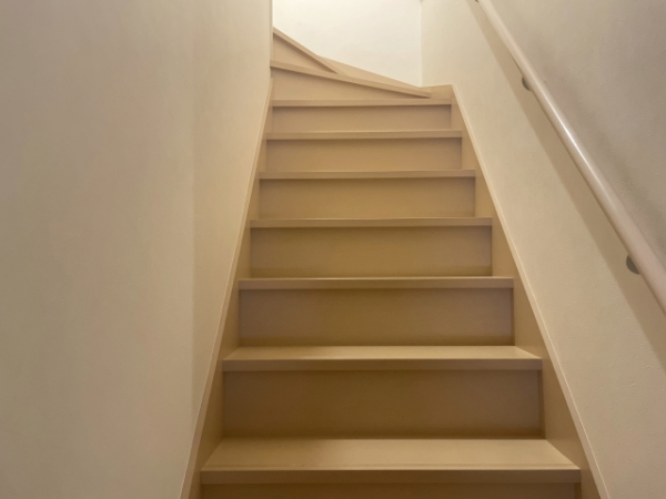 手すり付き階段の画像