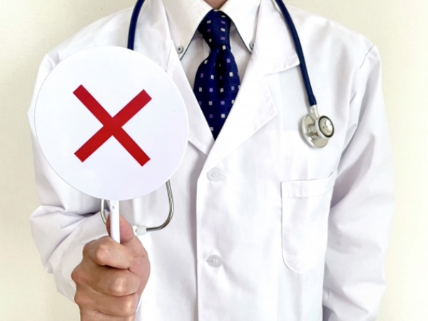 否定する医療従事者のイメージ画像