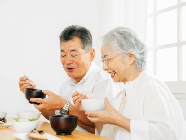 食事を楽しむシニア夫婦のイメージ画像