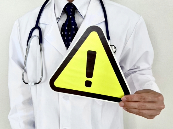 注意を促す白衣男性のイメージ画像