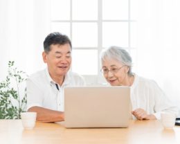 パソコンで検索するシニア夫婦のイメージ画像