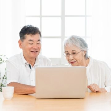 パソコンで検索するシニア夫婦のイメージ画像